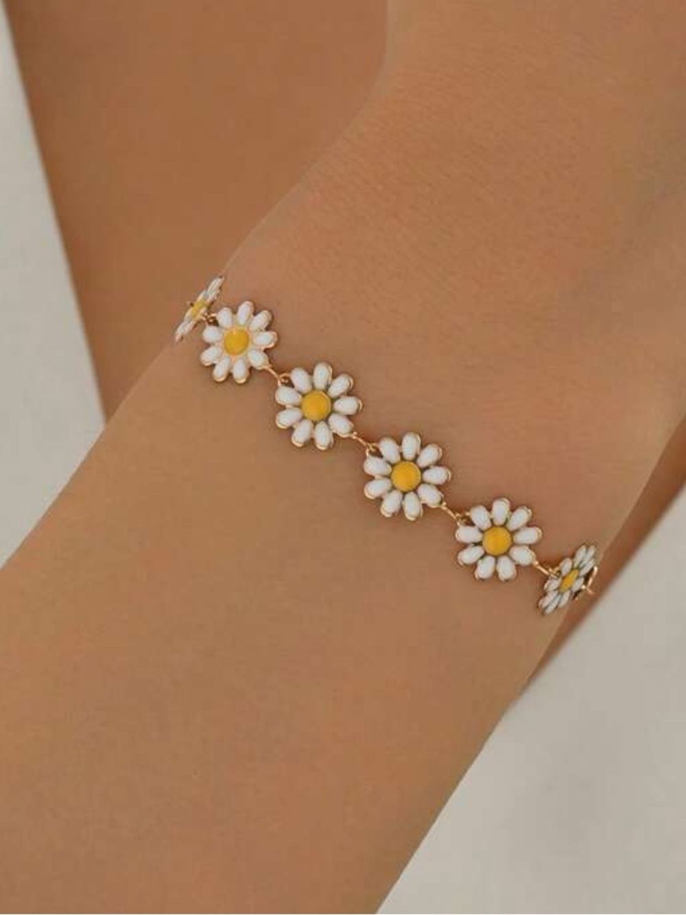 White and Yellow Daisy Charm bracelet A1728
